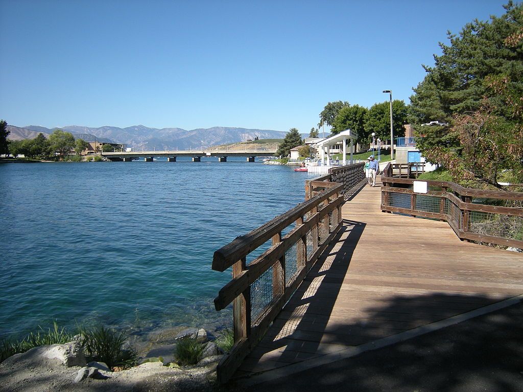 People walking along Chelan Riverwalk Park