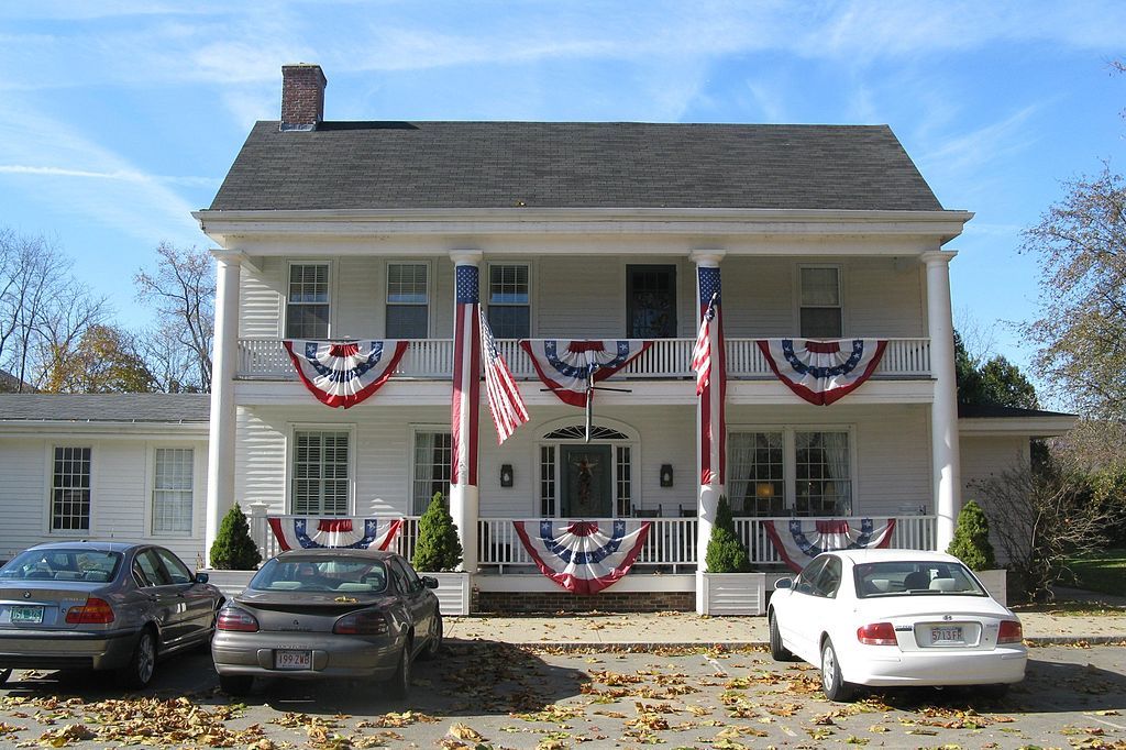 Front view of Deerfield Inn