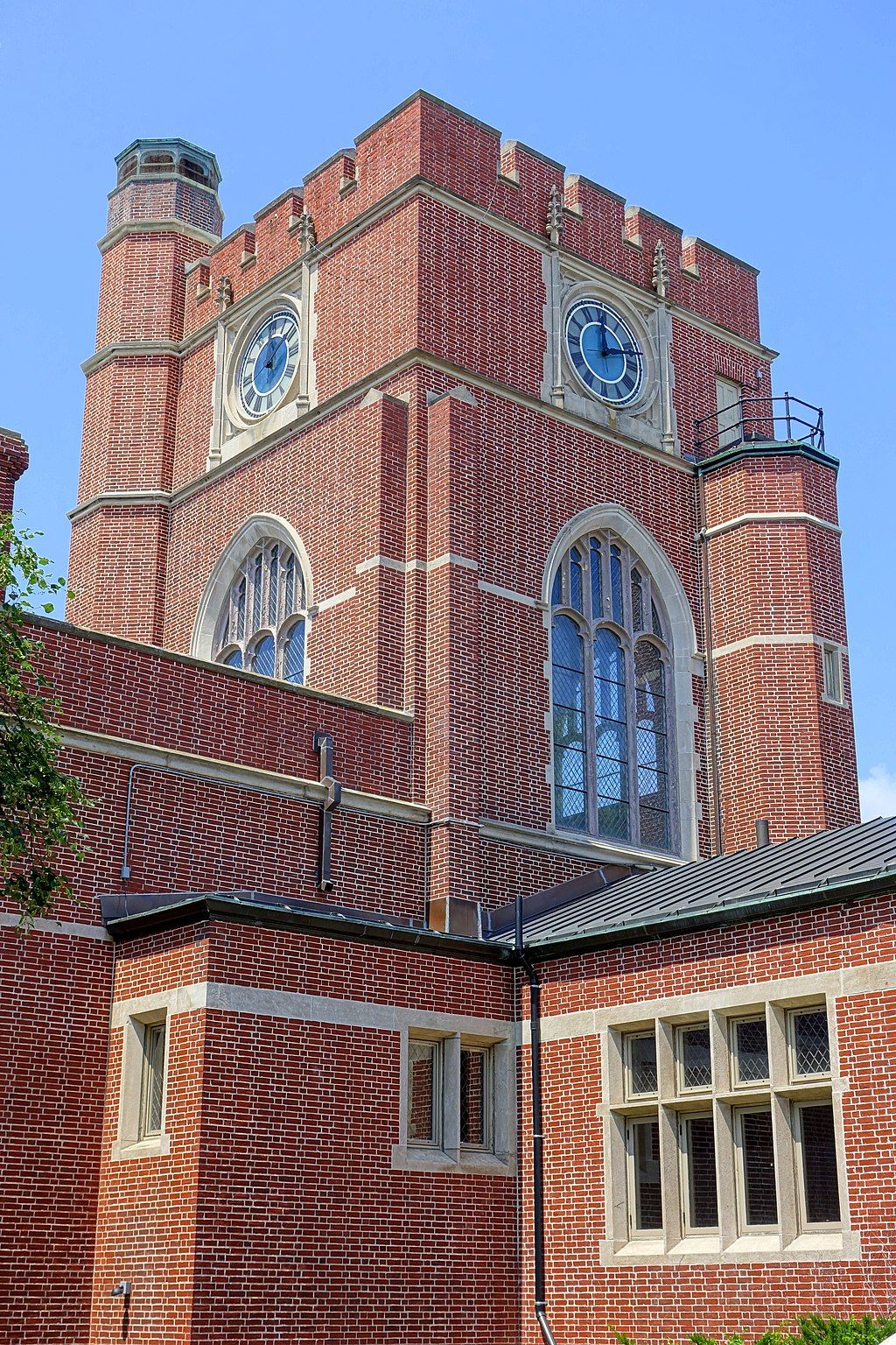 Front View of Hunt Memorial Library in Nashua