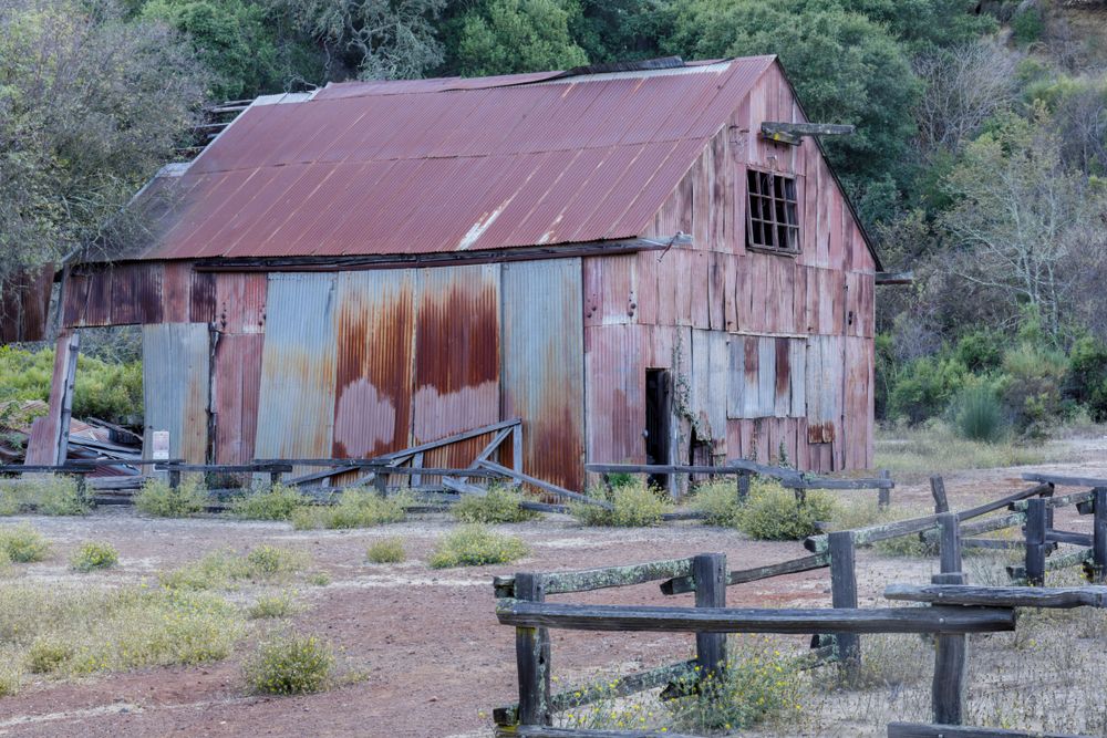 Abandoned rusty barn at Almaden Quicksilver County Park