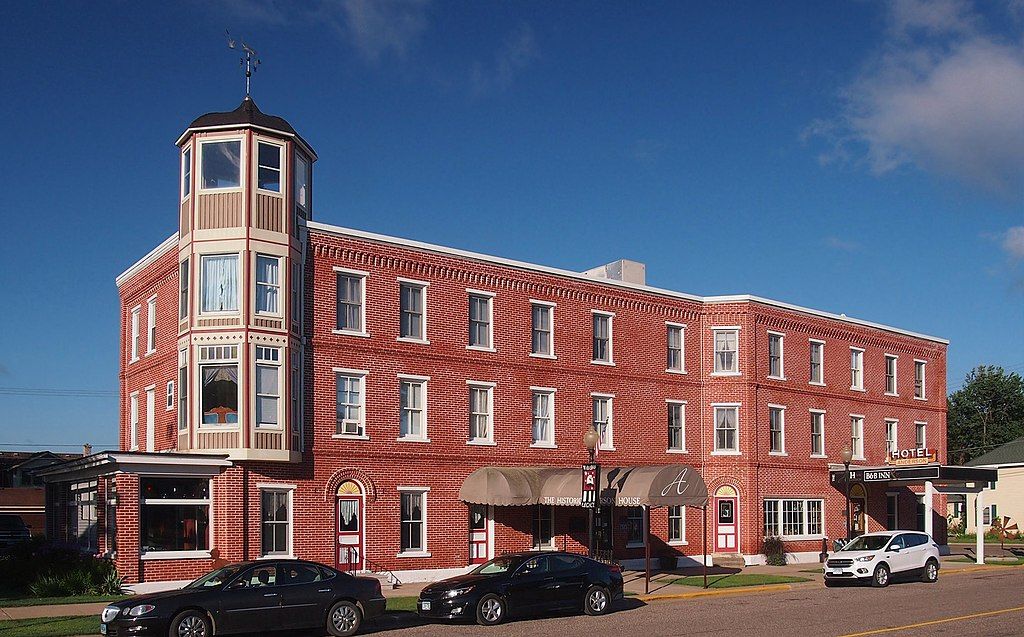 Huge big brick building of Anderson House Hotel