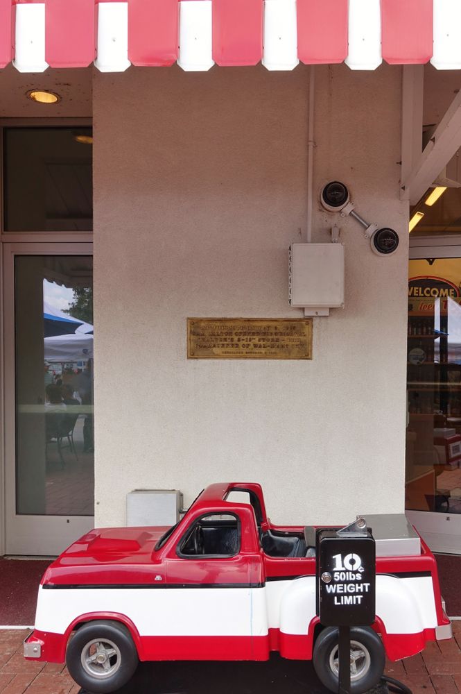 A plaque on the wall of Walmart Museum
