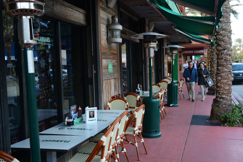 Outdoor cafe at Bal Harbour Shops
