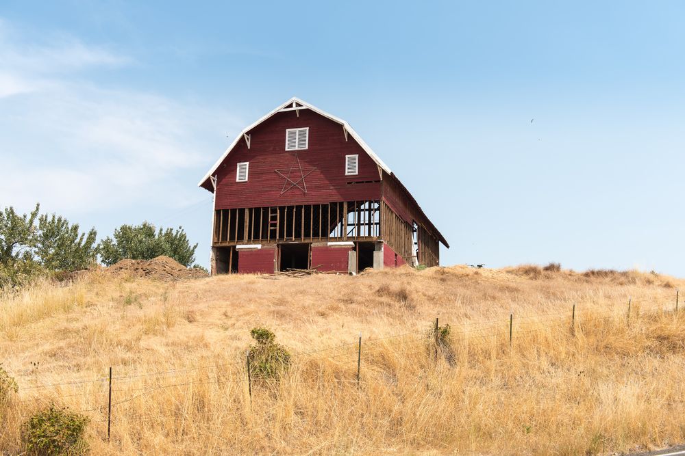 Barn on wheat fields in Walla Walla