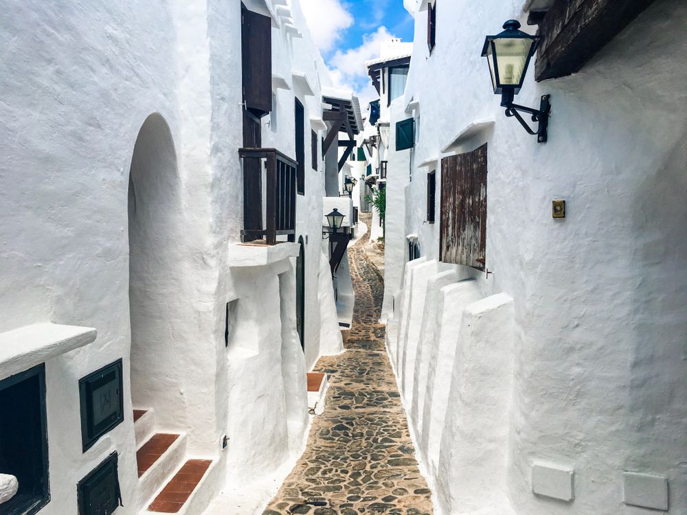A narrow alley at Binibeca