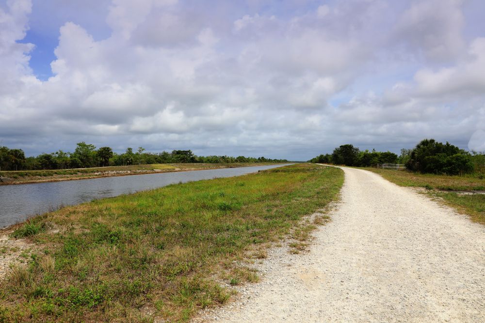 Dusty road along the Bluegill Trail