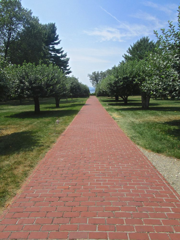 Narrow path at Boscobel House and Gardens