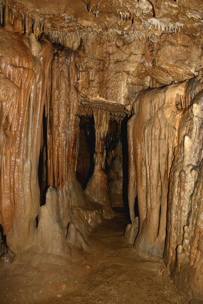 Rock formations in Marengo Cave