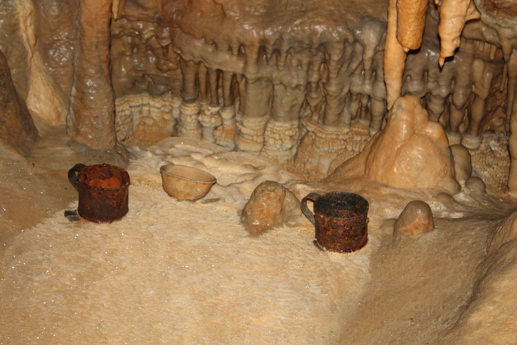 Displays in Marengo Cave
