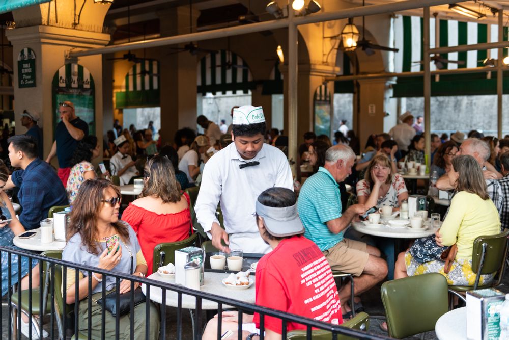 People dining in Café du Monde
