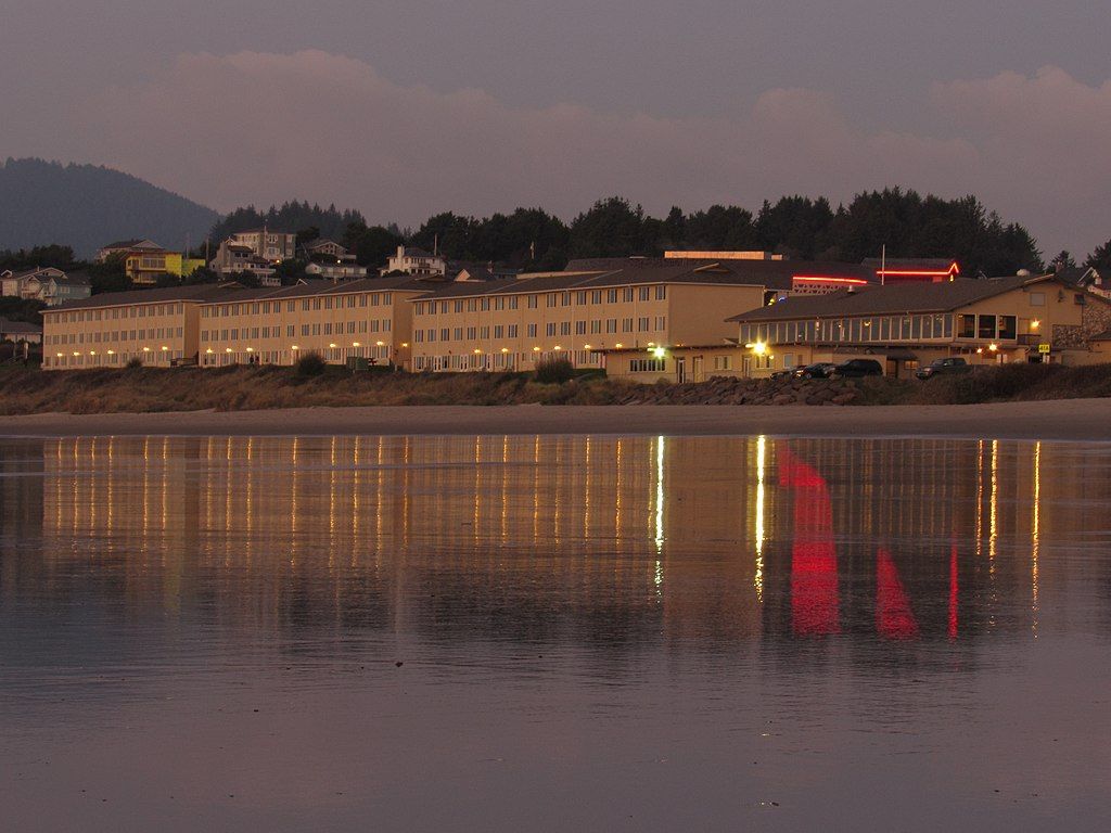 Night view of Chinook Winds Casino Resort
