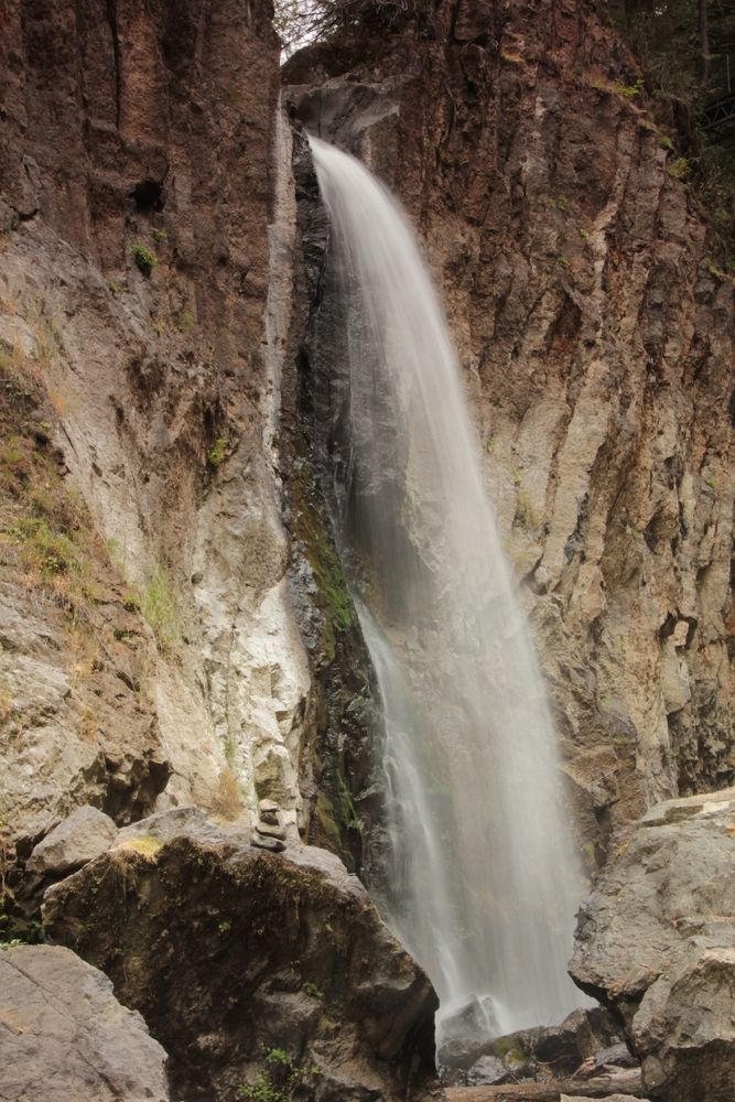 Water from Drift Creek Falls running through the rocks