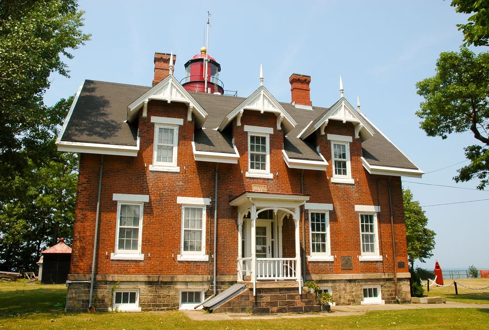 A brick building located behing the Dunkirk Lighthouse
