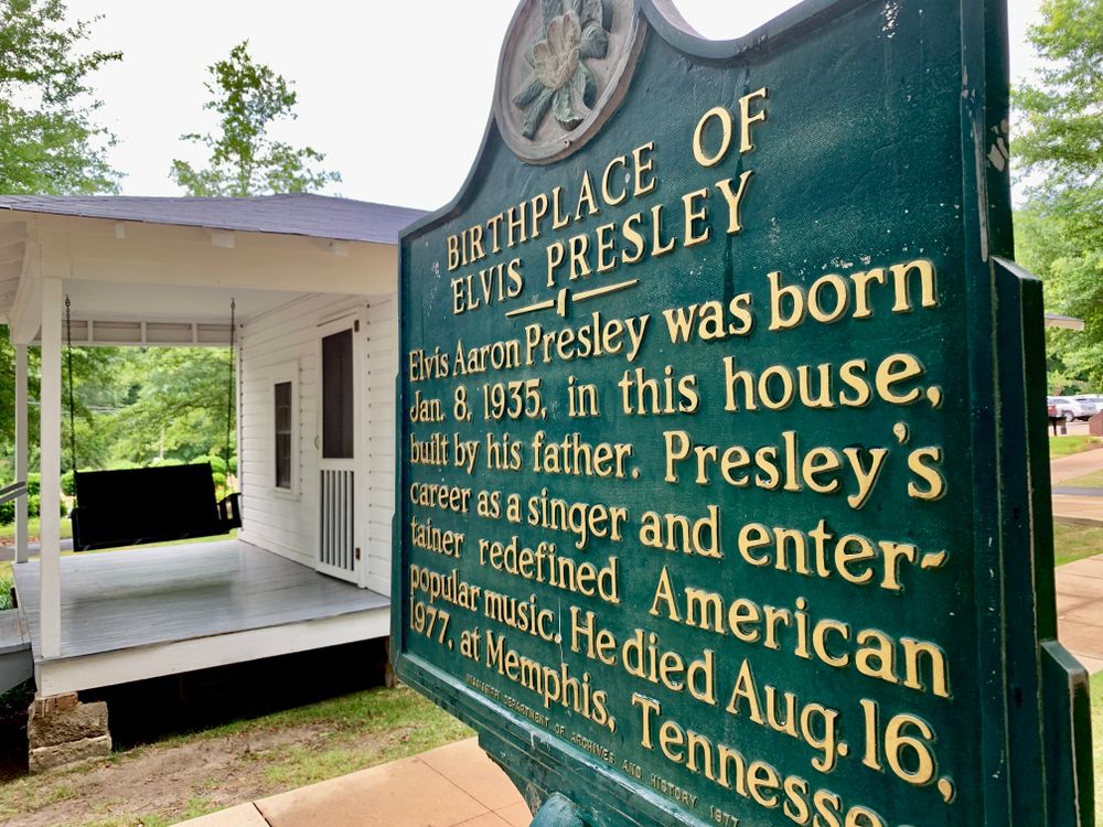 Front view of Elvis Presley Birthplace and Museum