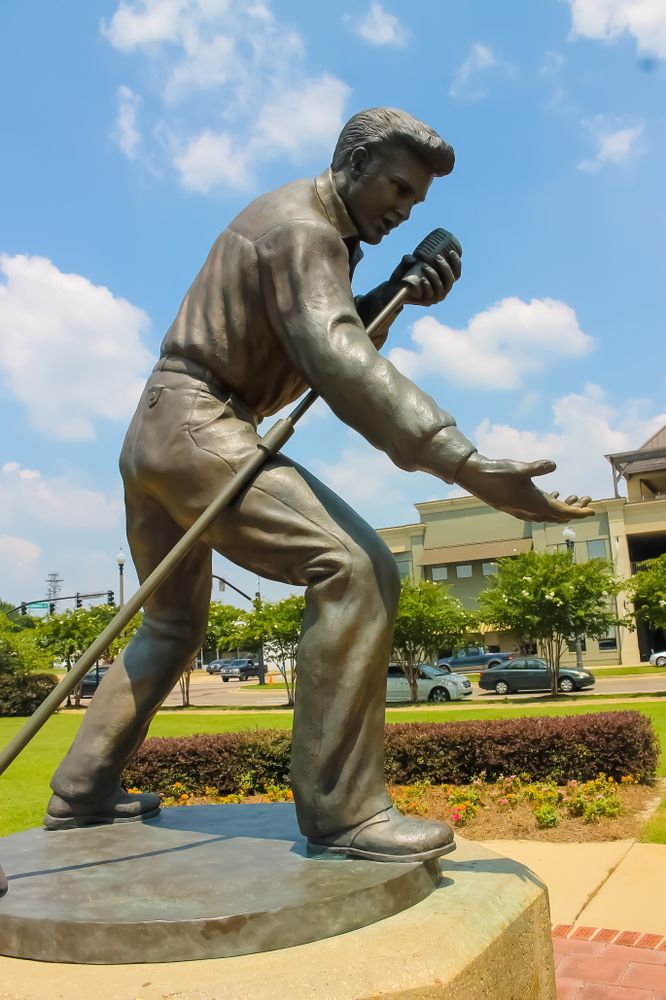 Daytime view of Elvis Presley Homecoming Statue