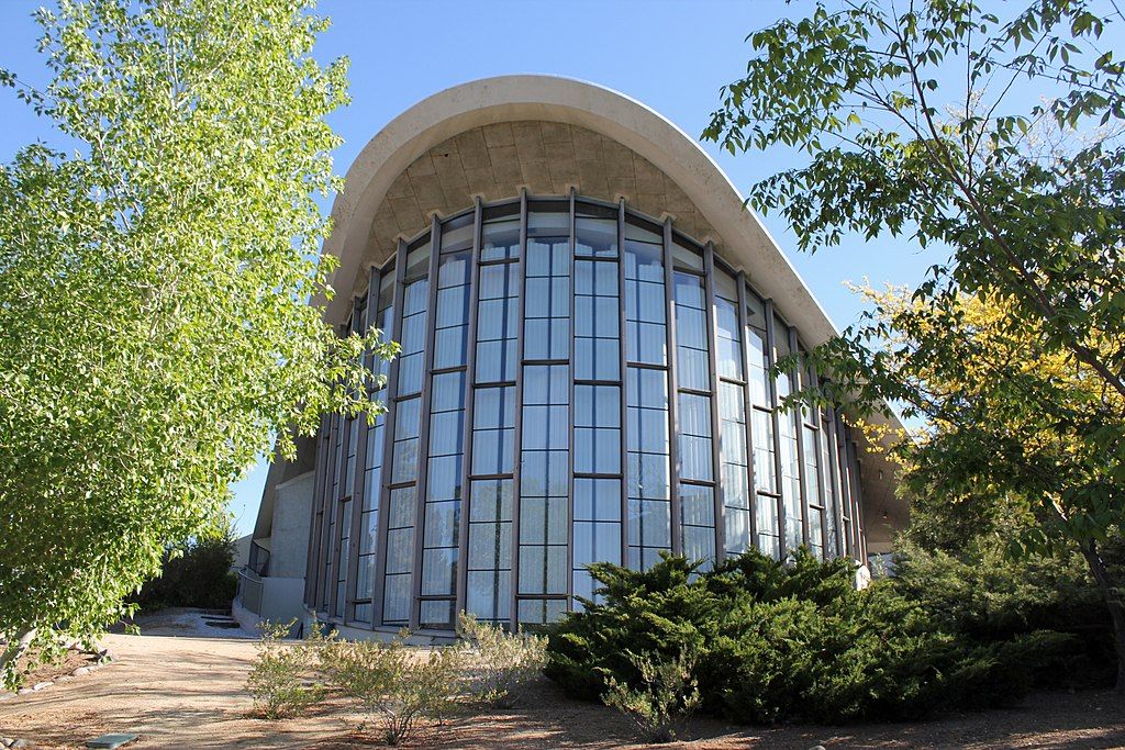 Glass exterior of Fleischmann Planetarium & Science Center