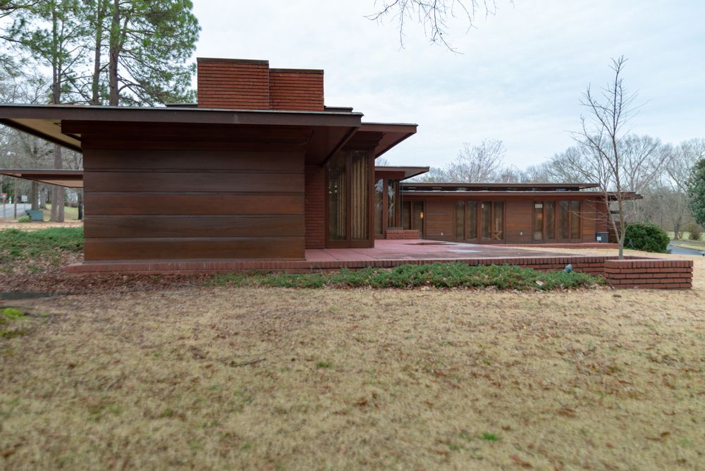 Exterior view of Frank Lloyd Wright's Rosenbaum House
