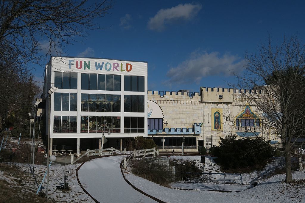 Front View of Fun World in Nashua