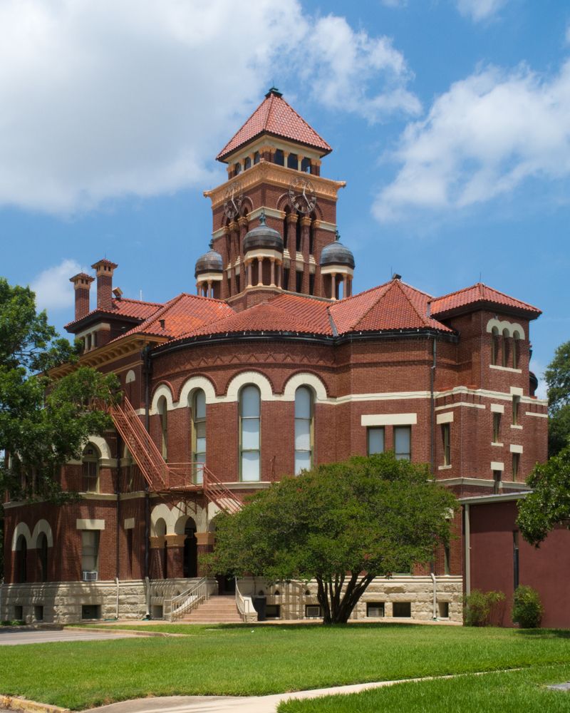 Near view of Gonzales County Courthouse's exterior