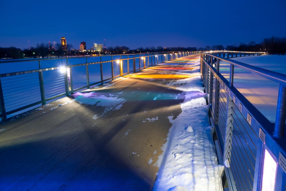 Nightview of the bridge at Gray’s Lake Park 