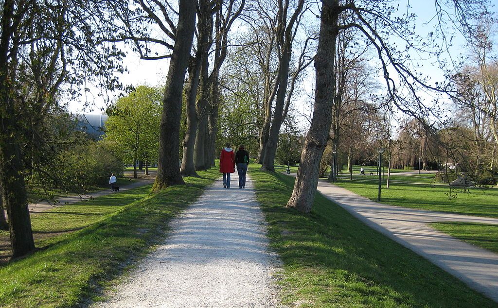 People strolling around the Högevall