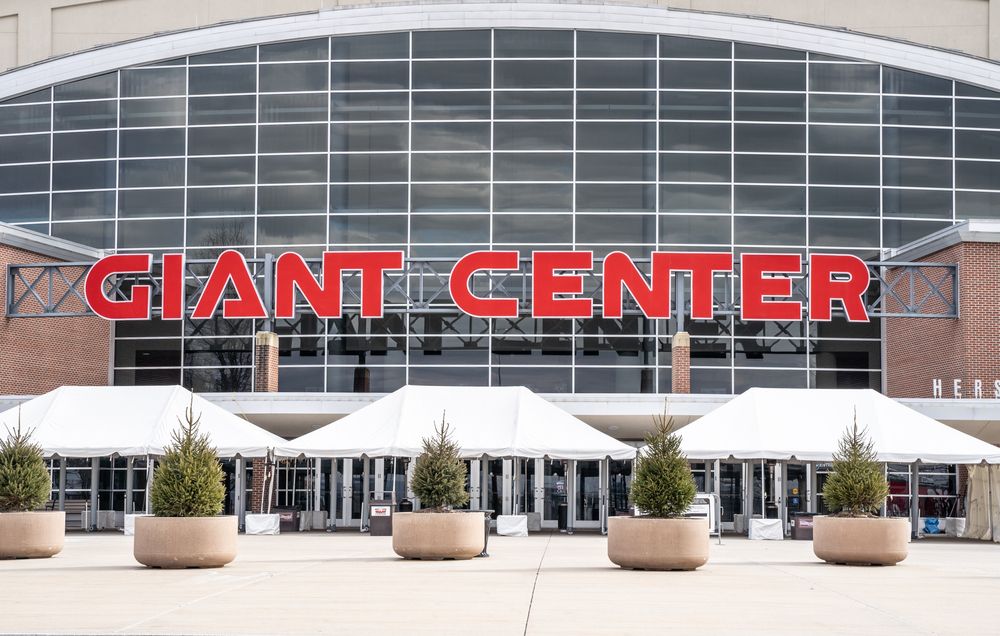 Exterior and name sign of the Giant Center