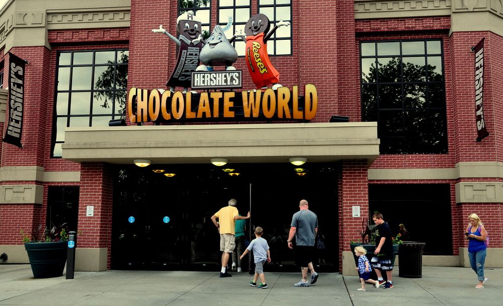 People entering the Hershey's Chocolate World