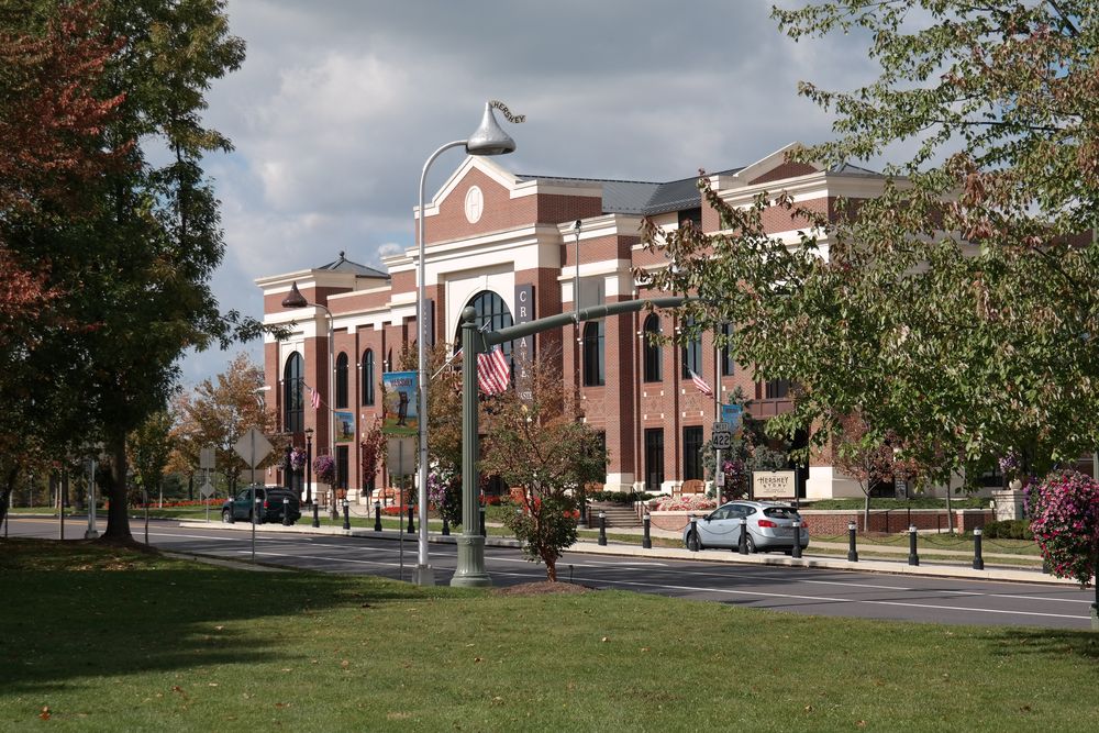 A kisses chocolate-shaped street light in front of the Hershey story