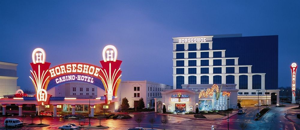 Night view of Horseshoe Tunica Hotel & Casino