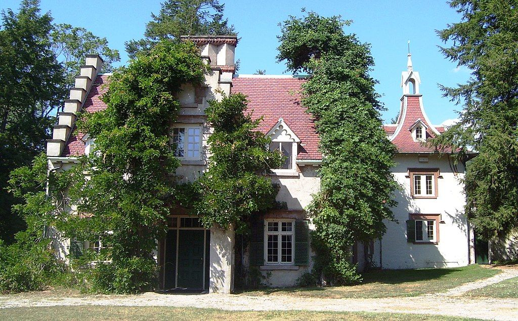 Front view of Irving's Sunnyside covered with lush green plants