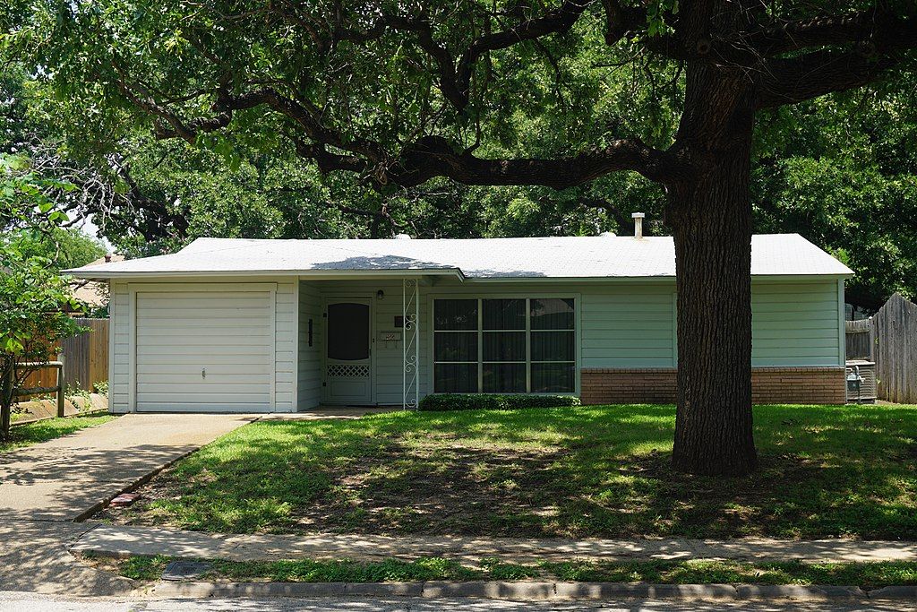 Front view of Ruth Paine House Museum's exterior