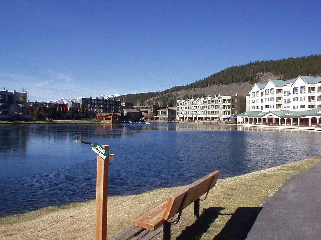 A bench near the waters of Keystone Lake