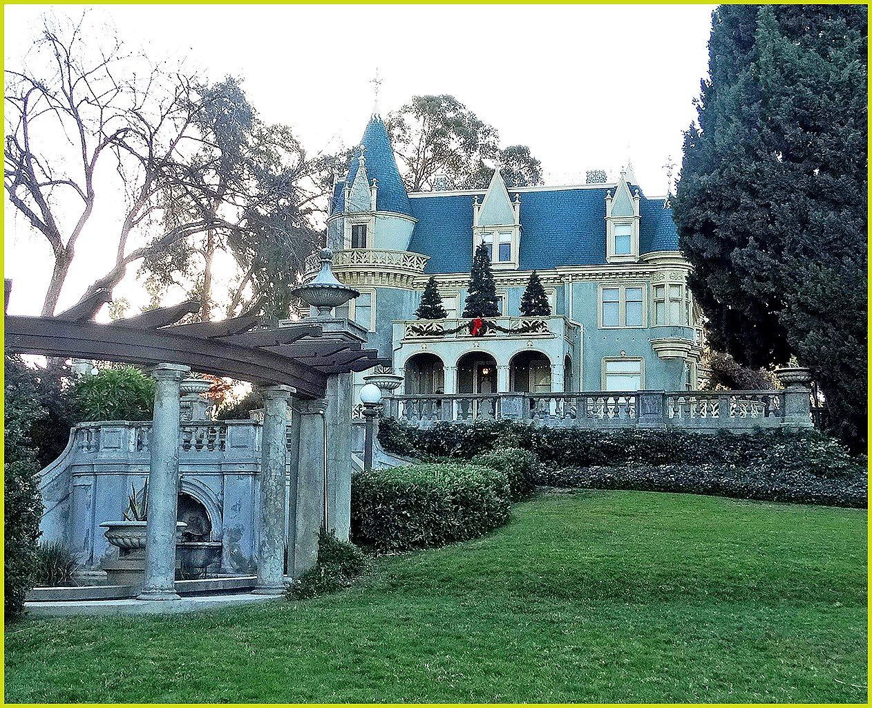 Exterior view of the Kimberly Crest House & Gardens