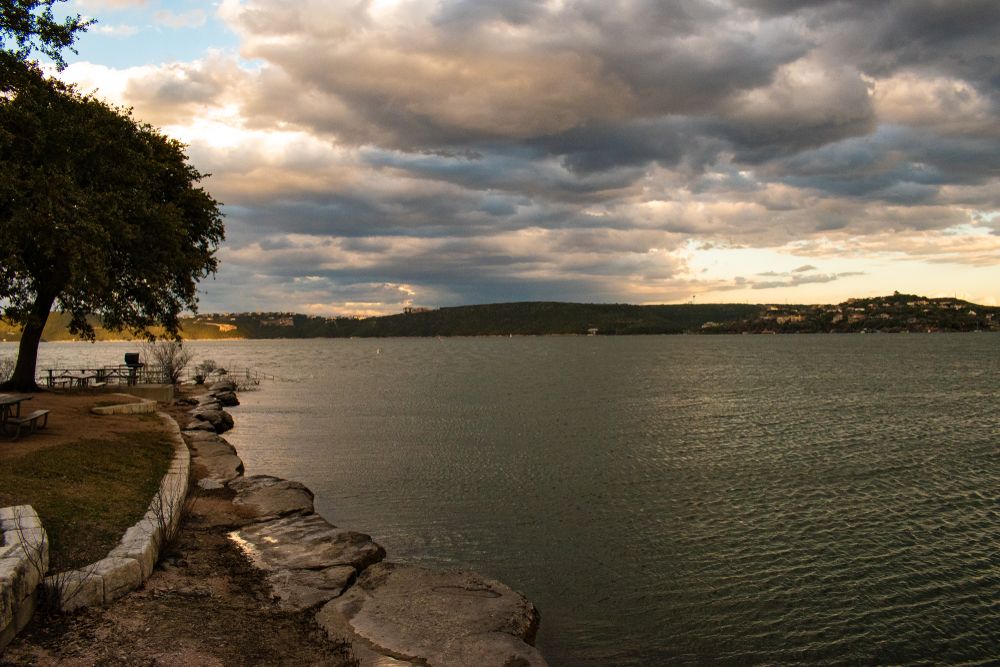 Picnic tables near the water of Mansfield Dam Park