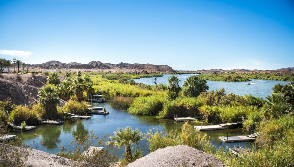 Sunny day at Lake Martinez