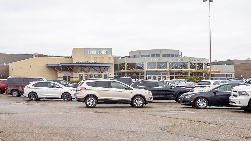 Outside view of Lakeside Mall