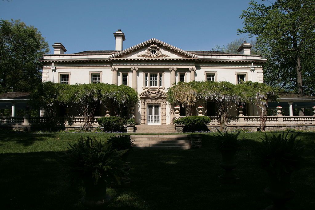 Front view of Liriodendron Mansion