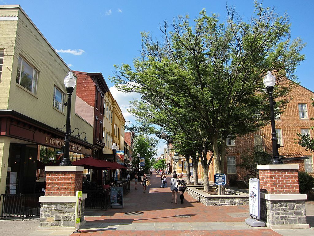 People walking along Loudoun Street Pedestrian mall