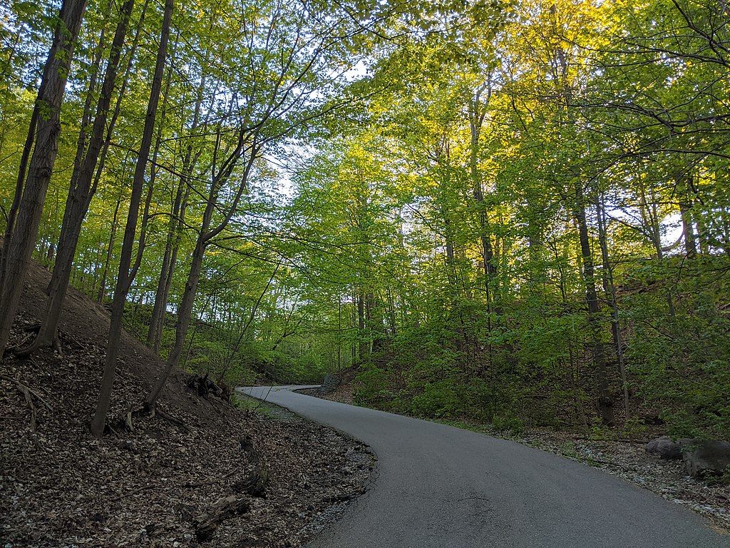 Hiking trail in Moccasin Creek State Park