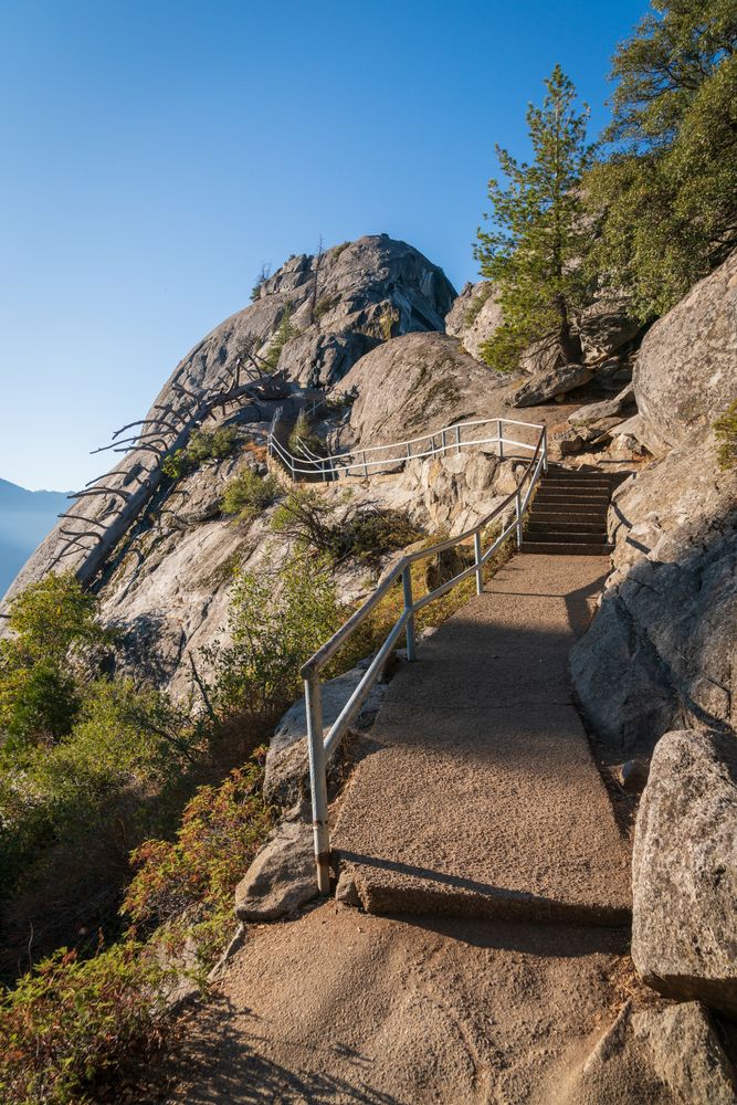 Trail along the Moro Rock