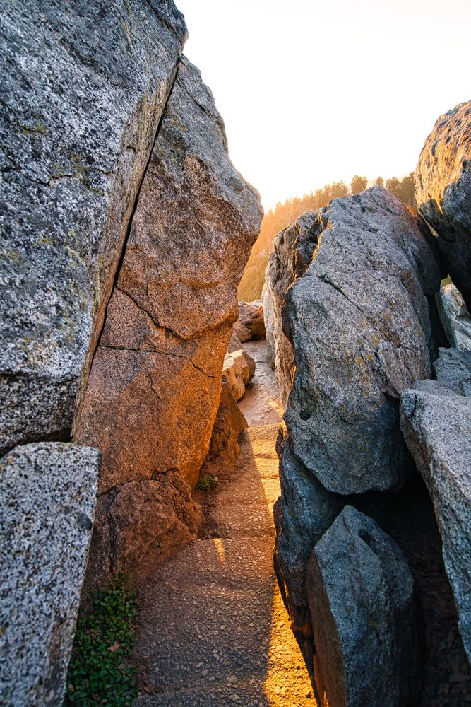 Hinking trail along the Moro Rock