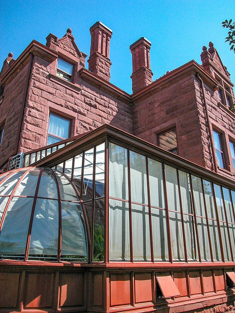 Closeup of Moss Mansion