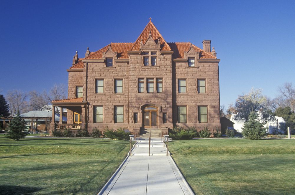 Front view of Moss Mansion