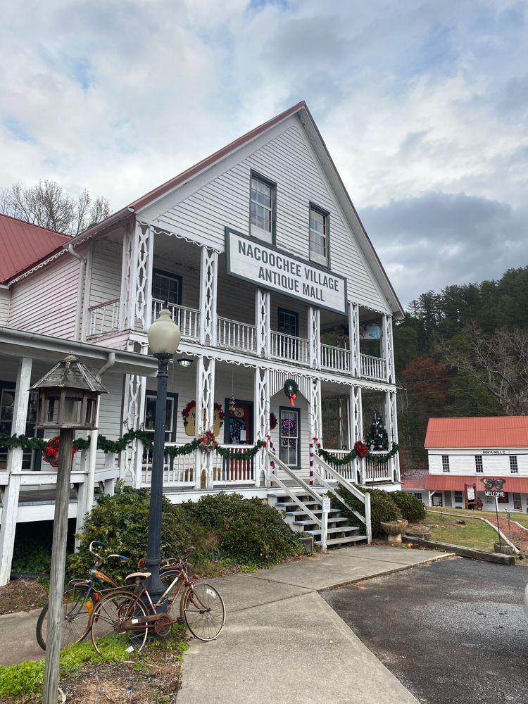 Exterior of Nacoochee Antique mall