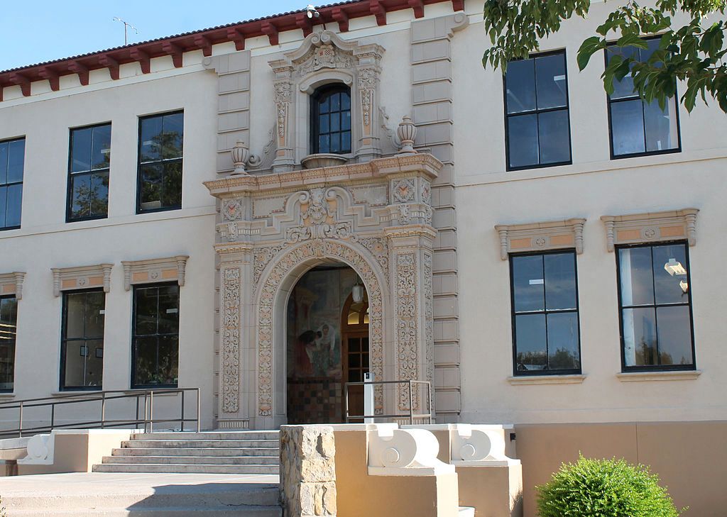 Stunning design of a building's entryway at New Mexico State University