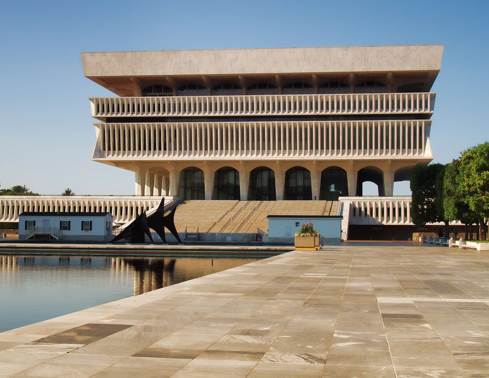 Front view of New York State Museum