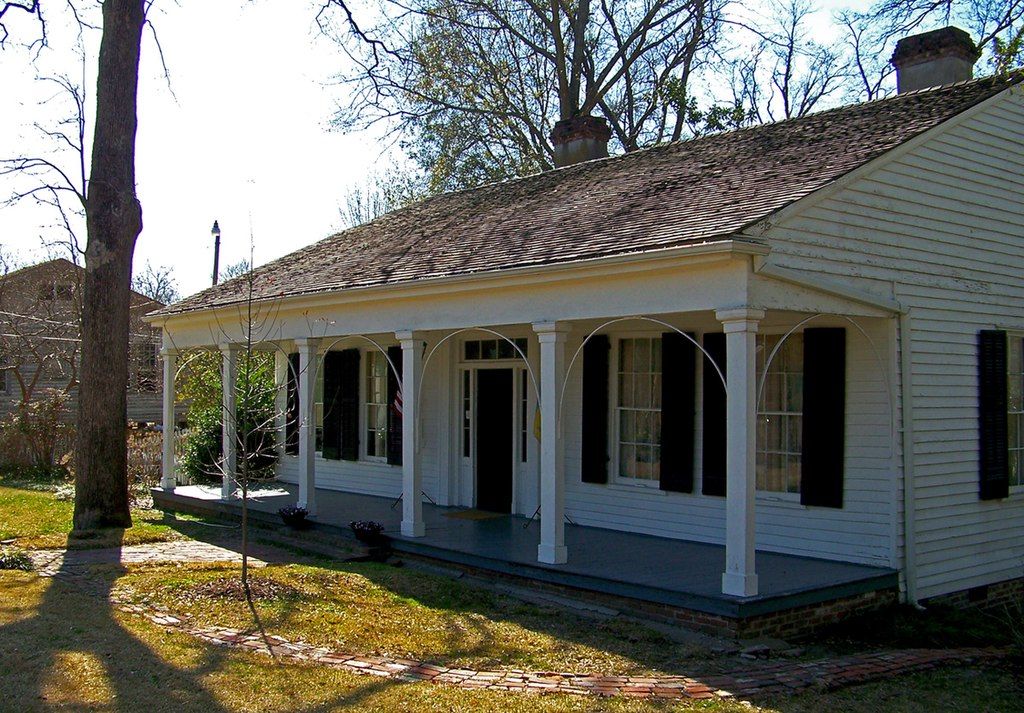 Outside view of Oaks House Museum