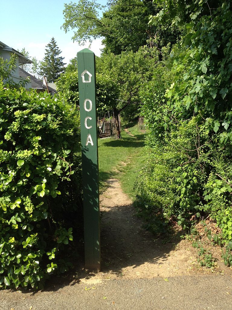 Narrow dusty path at Old Croton Aqueduct Trail