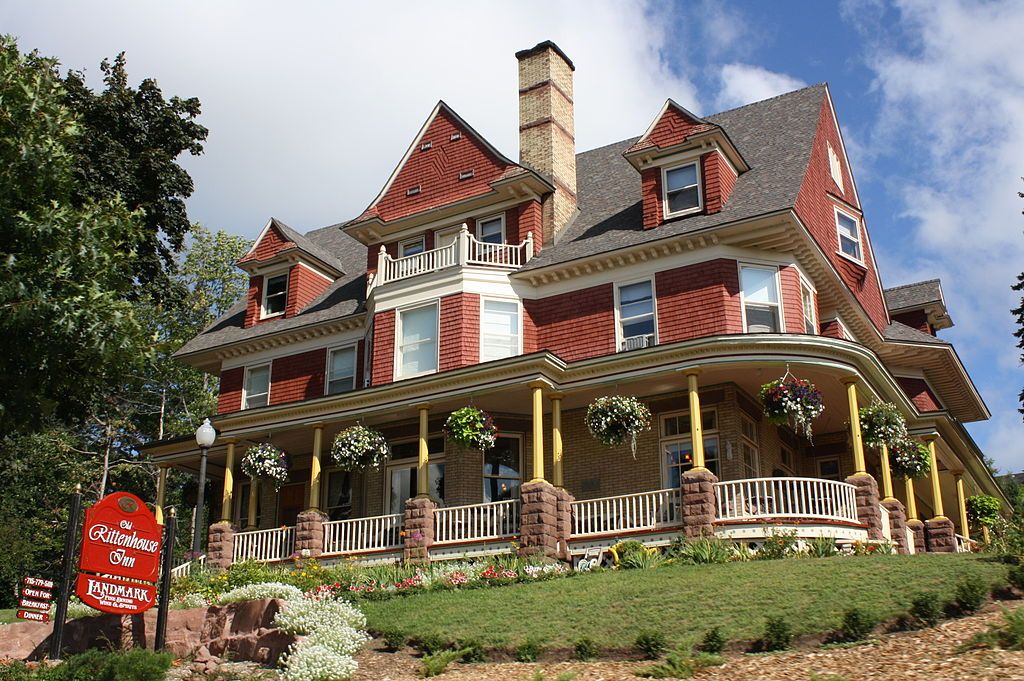 Exterior view of the Old Rittenhouse Inn