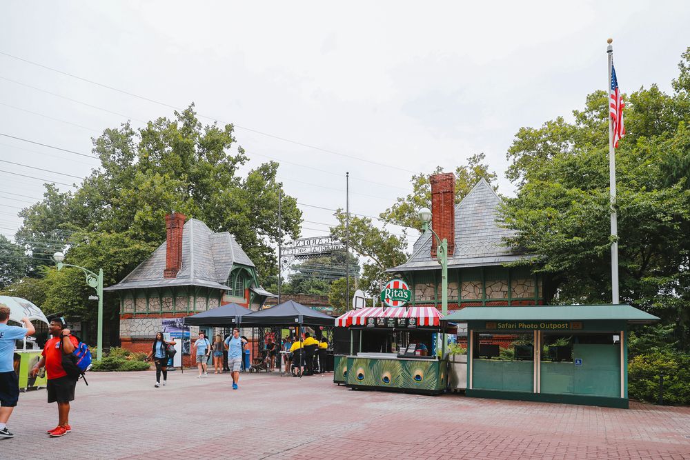 People entering the Philadelphia Zoo